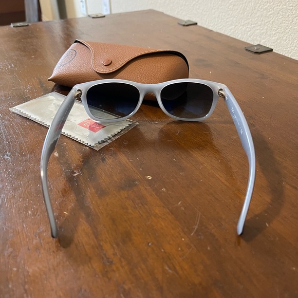 Ray Ban Wayfarer Sunglasses - Picture 9 of 10